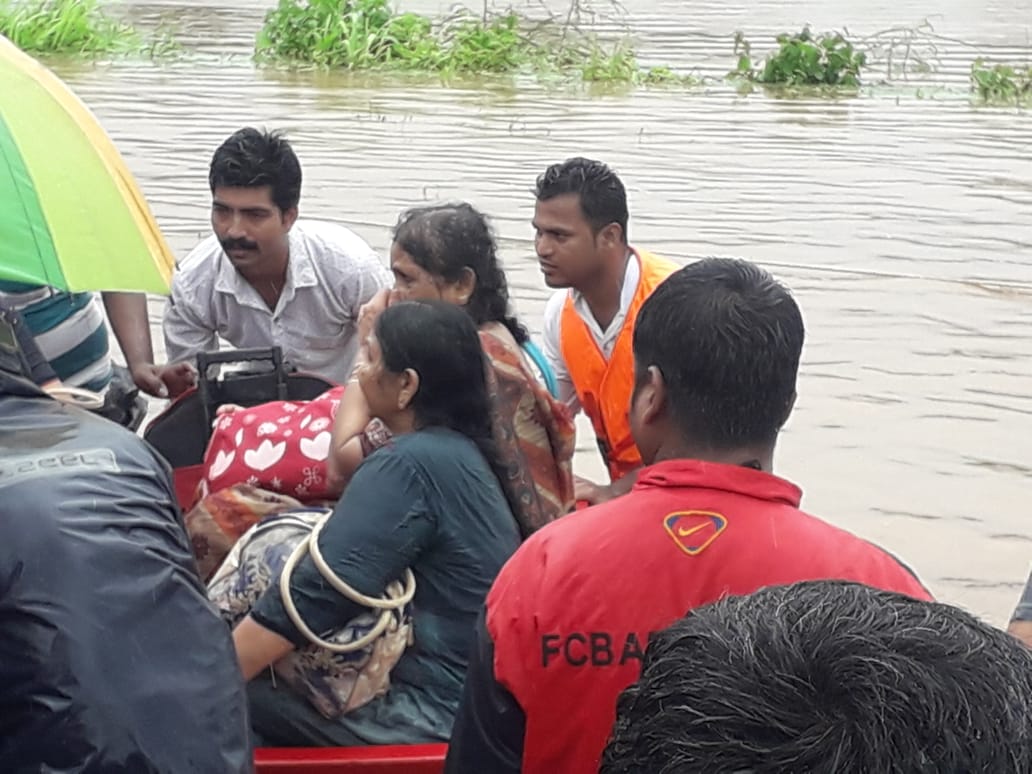 महालक्ष्मी एक्सप्रेसमध्ये मुंबई अग्निशमन दलाचे रेस्क्यू ऑपरेशन