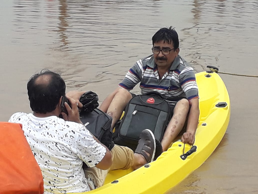 महालक्ष्मी एक्सप्रेसमध्ये मुंबई अग्निशमन दलाचे रेस्क्यू ऑपरेशन