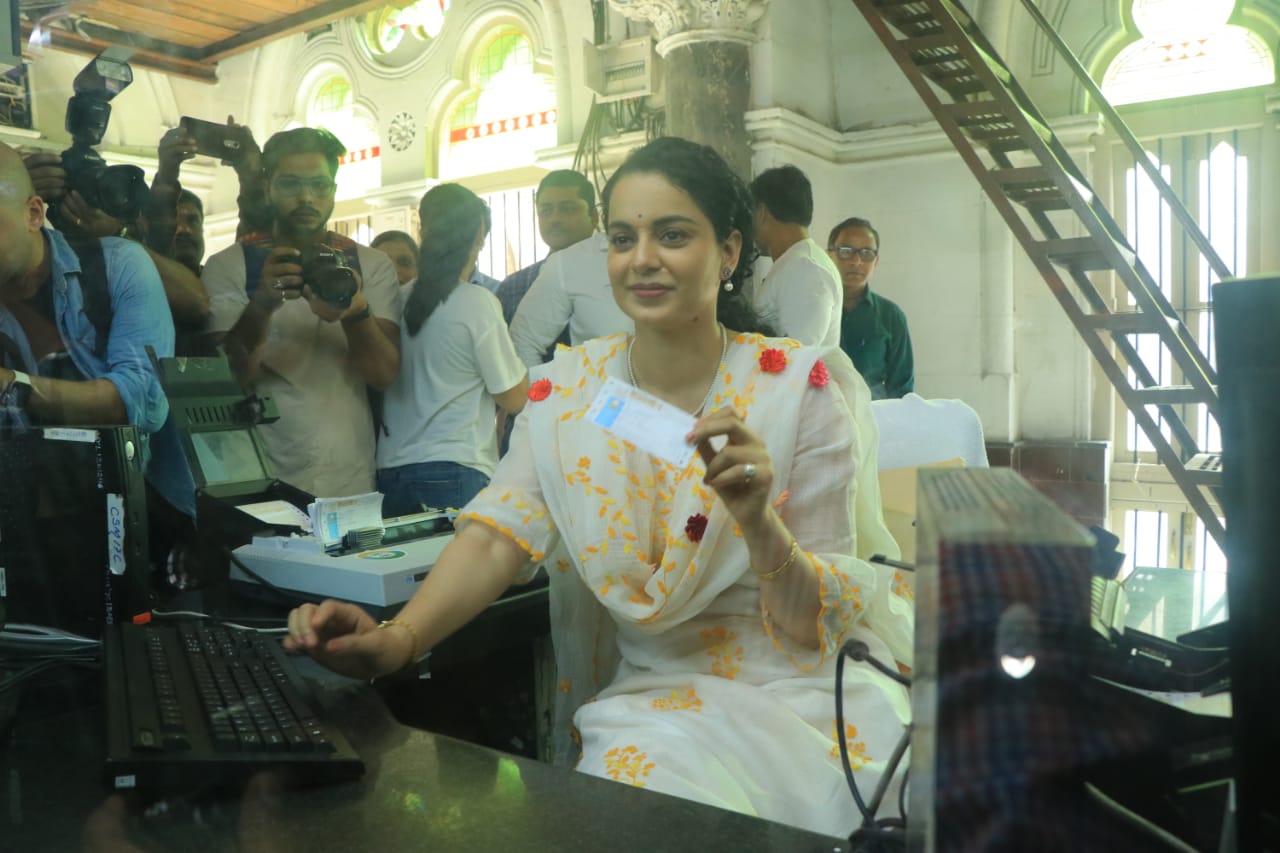 Kangna ranaut issues ticket at the CSMT station in Mumbai before Panga trailer release