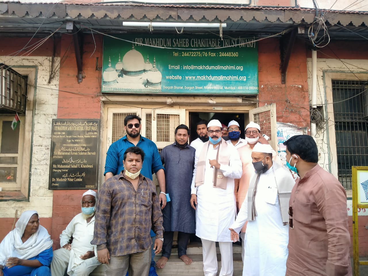 AIMIM workers attendance at the dargah of mumbai for GHMC election result