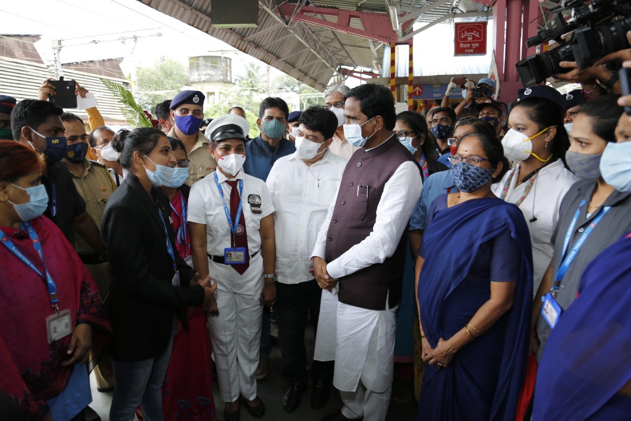 Union Minister of State for Railways Raosaheb Danve Patil traveled  In A Mumbai Local Train