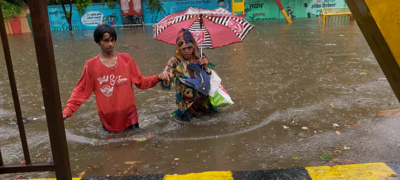 heavy-rain-and-waterlogging-in-mumbai-as-monsoon-advances-in-maharashtra-vehicles-stuck-rail-service-affected