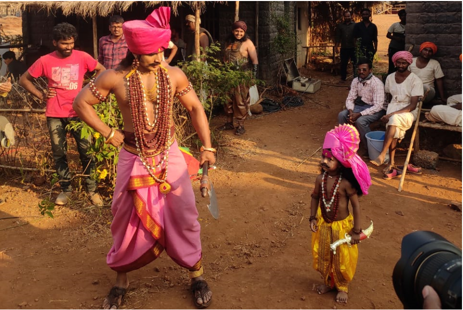 The team was visited by a small fan on the set of Deccan's Raja Jyotiba series