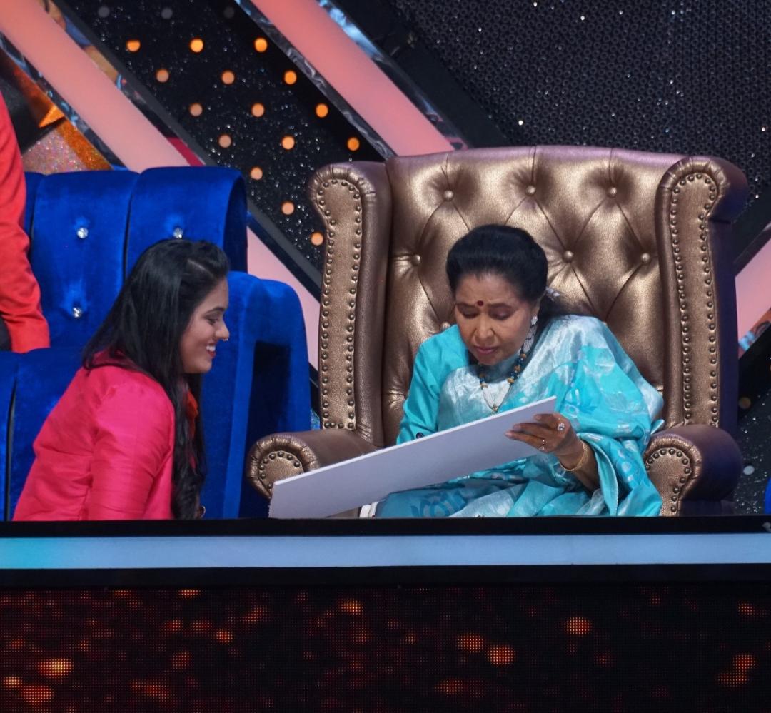 Indian Idol 12 contestant Sayali Kamble took Asha Bhosle's handprints