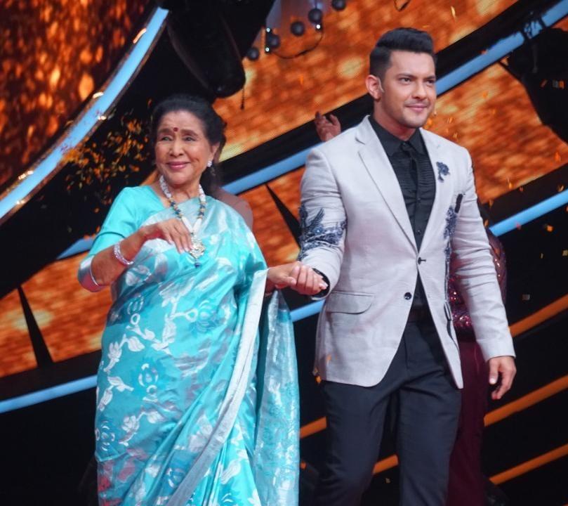 Indian Idol 12 contestant Sayali Kamble took Asha Bhosle's handprints