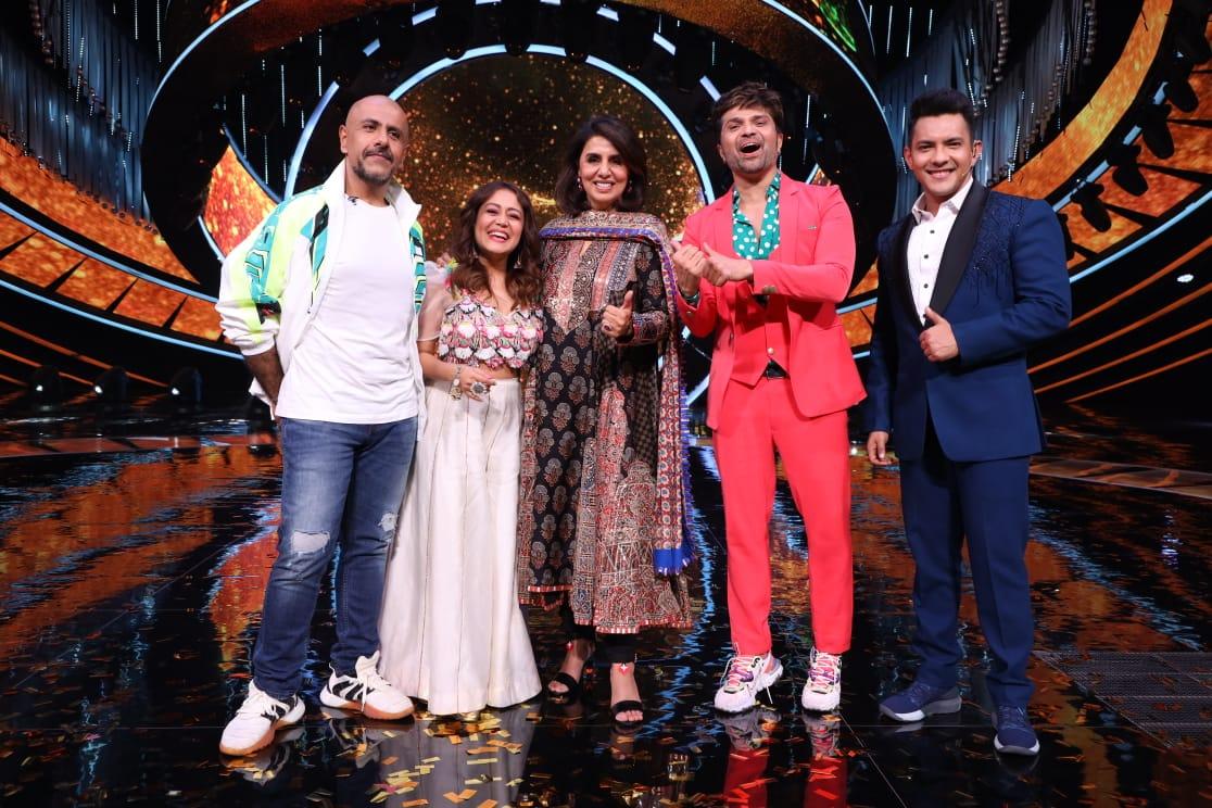 Neetu Kapoor on the stage of 'Indian Idol 12'