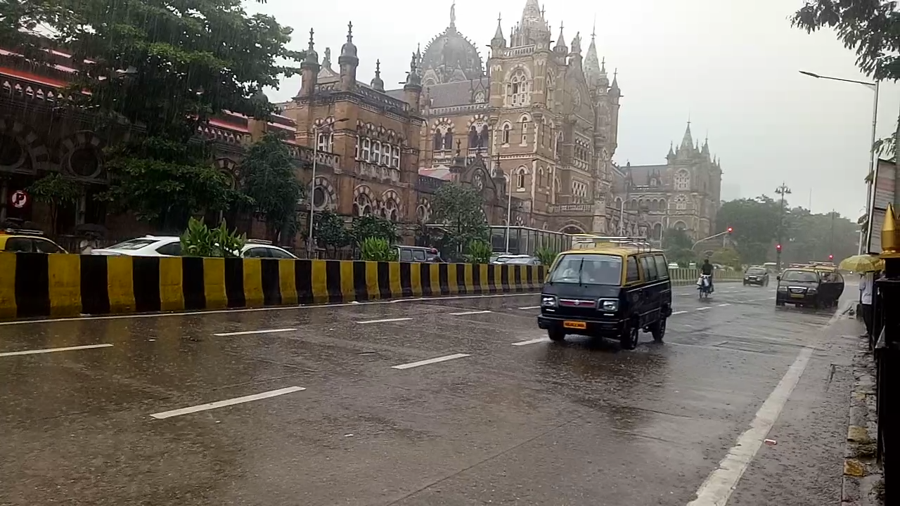 Rains slow down traffic in Mumbai