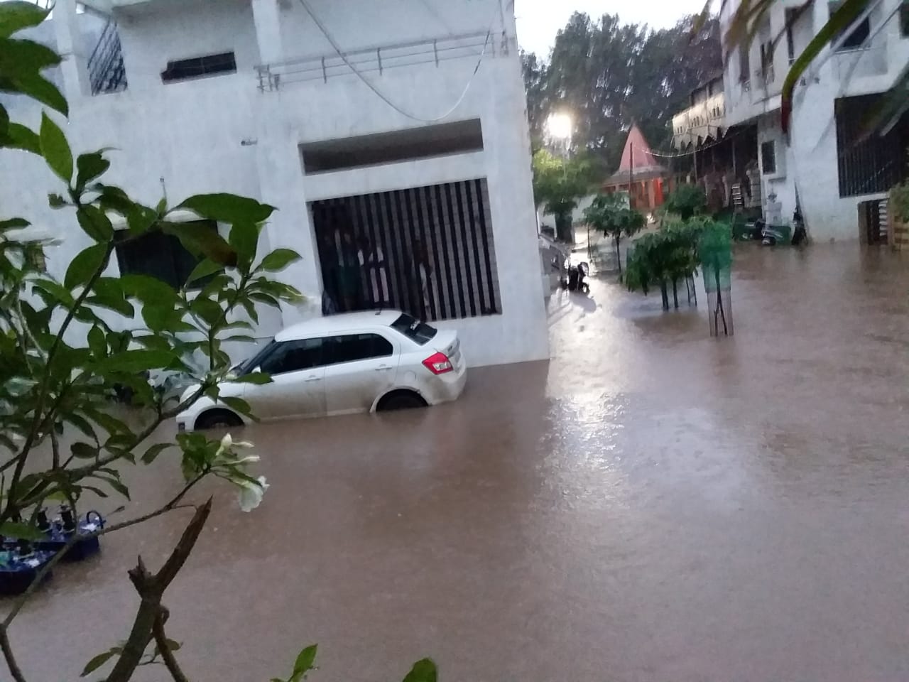 rainfall continues in nandurbar districts rivers are flooded