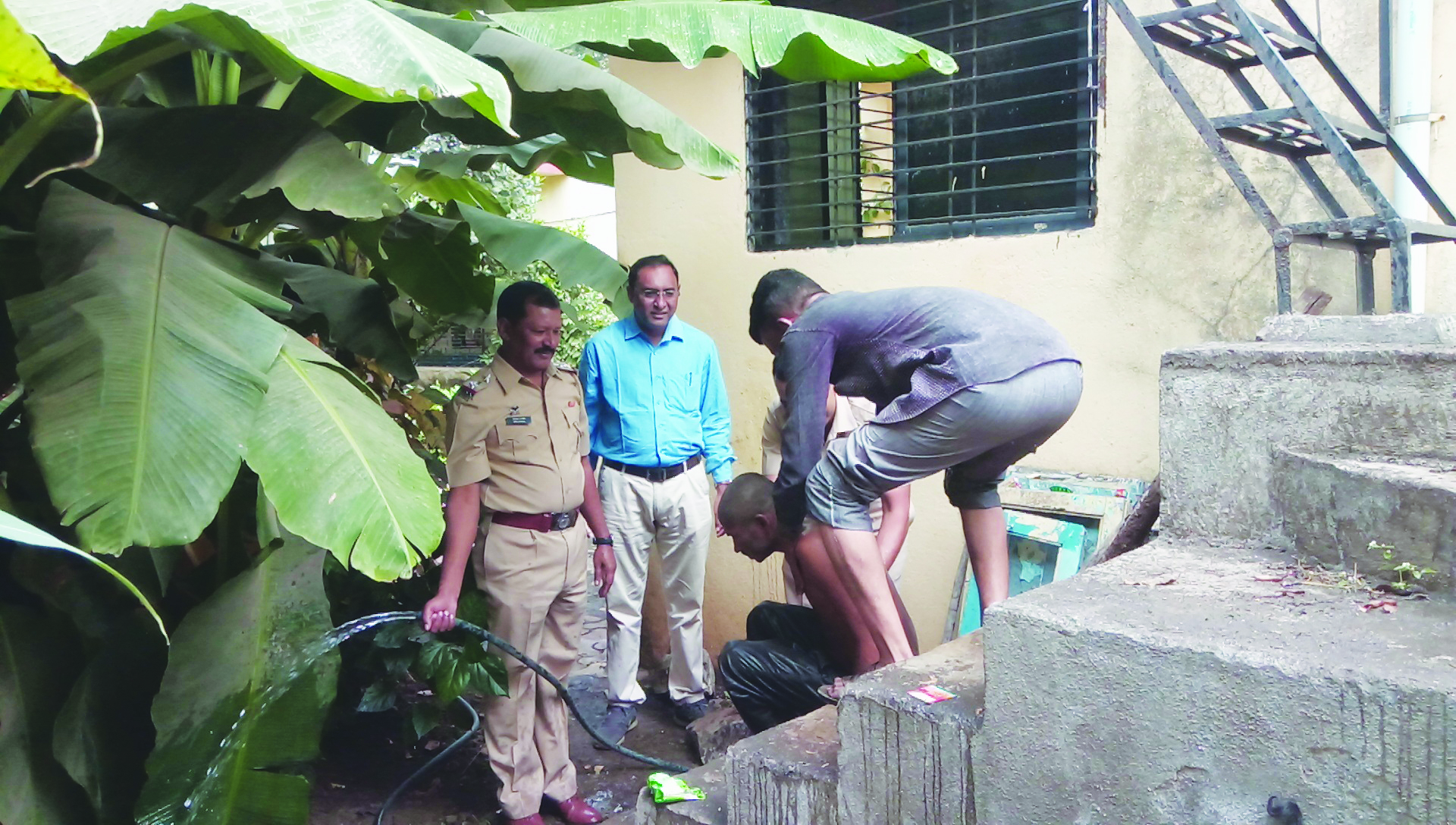 AKKALKUWA POLICE CELEBRATE DIWALI WITH MENTAL PERSON