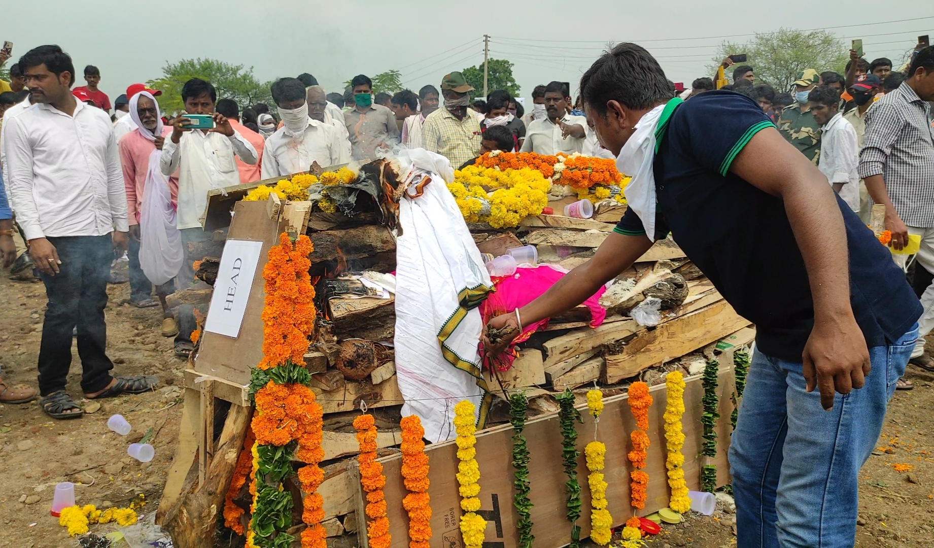 अंत्यविधी करतानाचे दृश्य