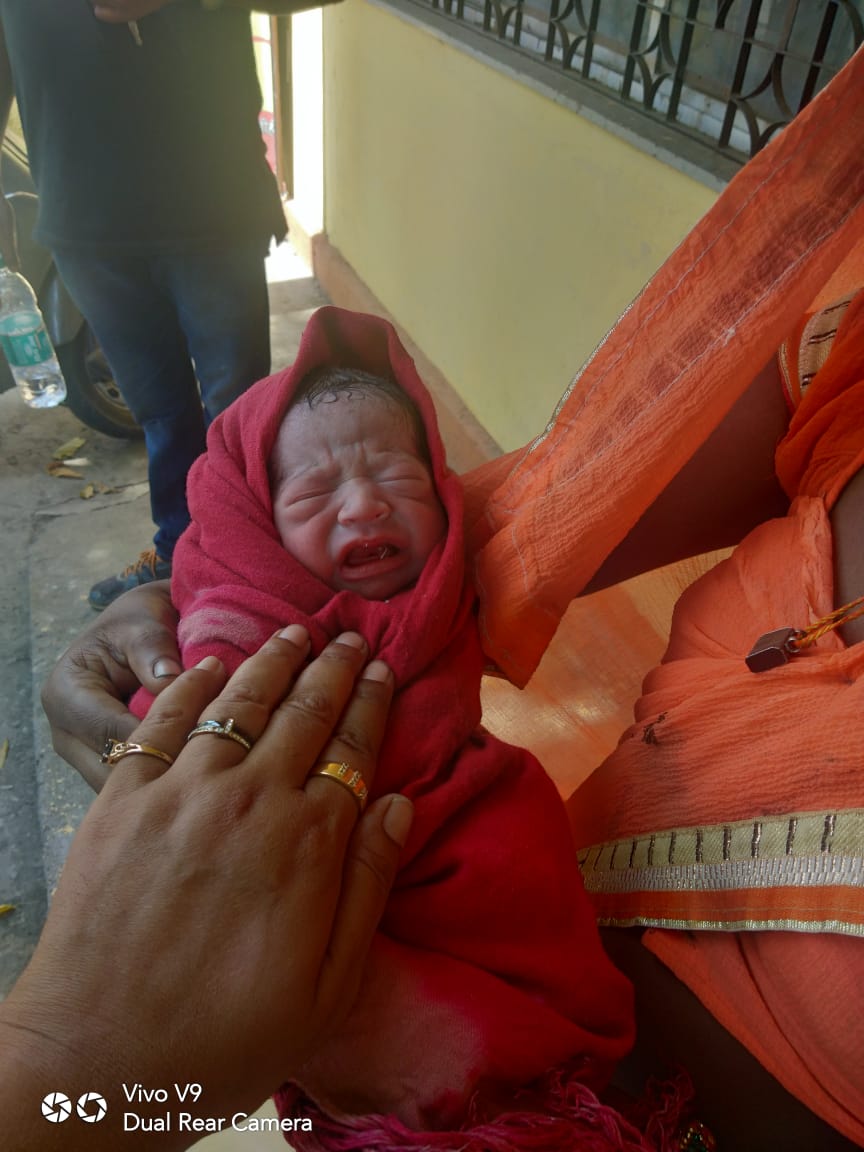 ಮಾರ್ಗಮಧ್ಯೆ ಪ್ರಸವ ವೇದನೆ, ಮಗುವಿಗೆ ಜನ್ಮ!