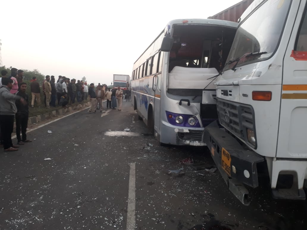 bus rams into stationary container truck,ತಿದ್ದ ಕಂಟೇನರ್​ಗೆ ಬಸ್​ ಡಿಕ್ಕಿ