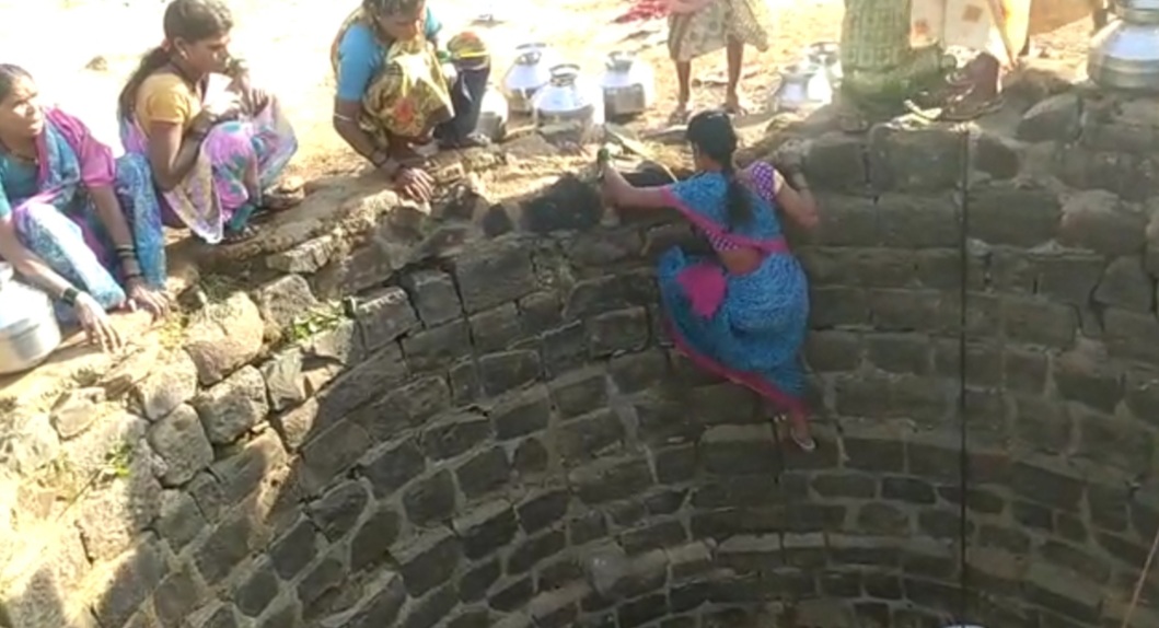 Women life danger for water in Nasik, Water problem in Maharashtra, Maharashtra news, ಬಿಂದಿಗೆ ನೀರಿಗಾಗಿ ಪ್ರಾಣವನ್ನೇ ಪಣಕ್ಕಿಡುವ ನಾಸಿಕ್​ ಮಹಿಳೆಯರು, ಮಹಾರಾಷ್ಟ್ರದಲ್ಲಿ ನೀರಿನ ಸಮಸ್ಯೆ, ಮಹಾರಾಷ್ಟ್ರ ಸುದ್ದಿ,