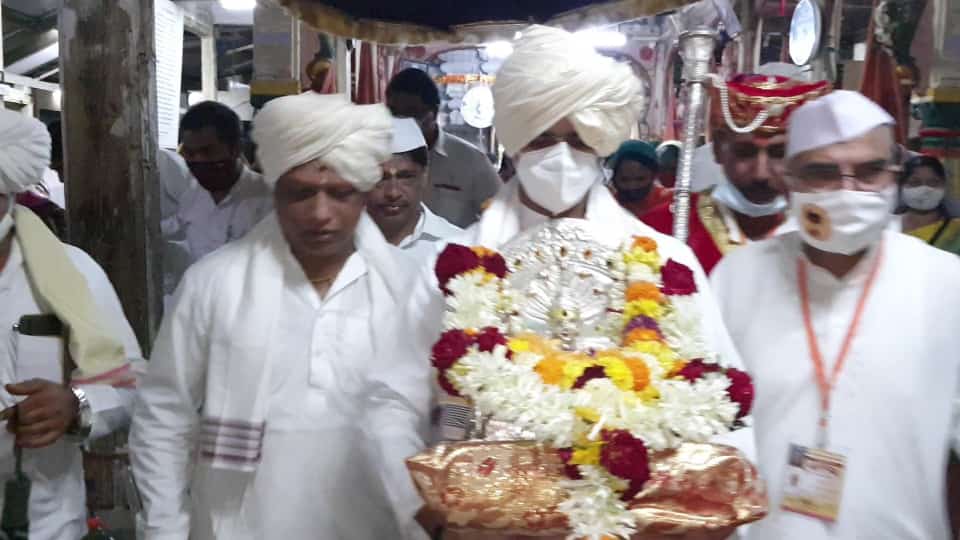 sant nivruttinath maharaj palkhi left for pandharpur by bus