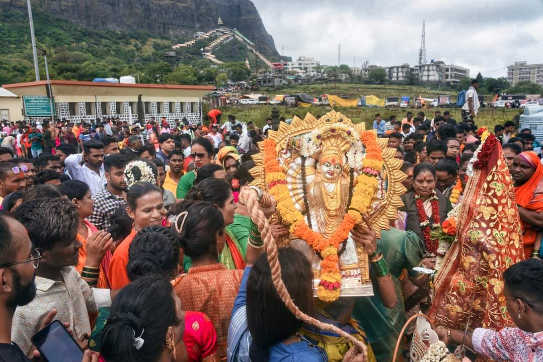 Occasion on Kojagiri Purnima thousands devotees visited at Saptshringi Fort nashik