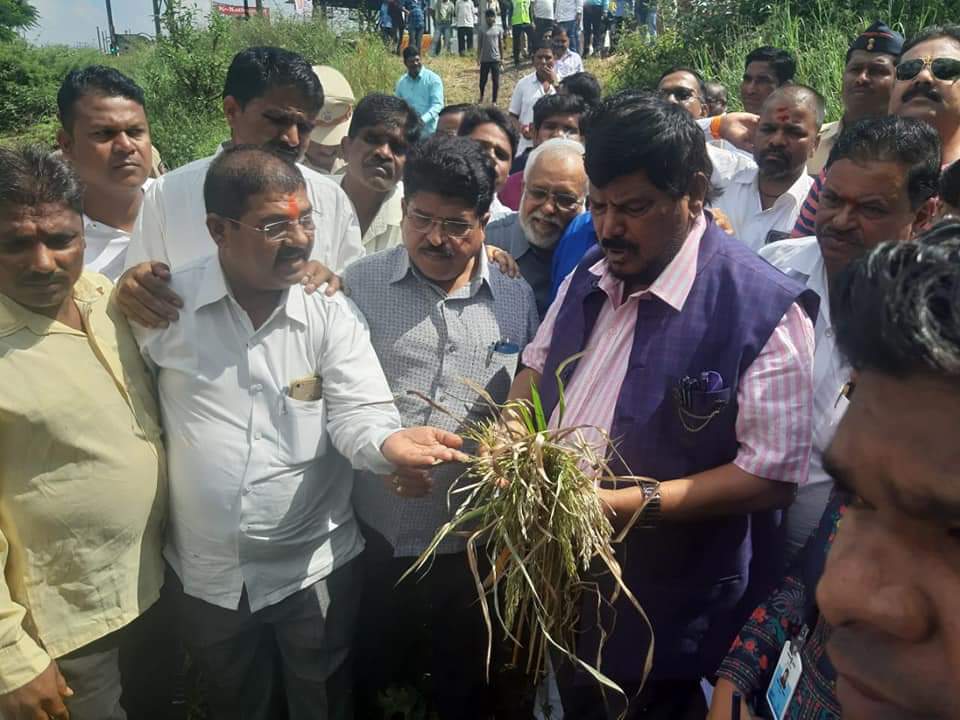 one lakh from ramdas athawale to the family of a suicidal farmers in Dindori nashik