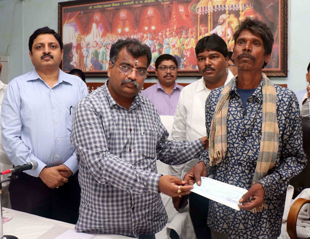 Check to relatives at  hands of Guardian Minister in palghar