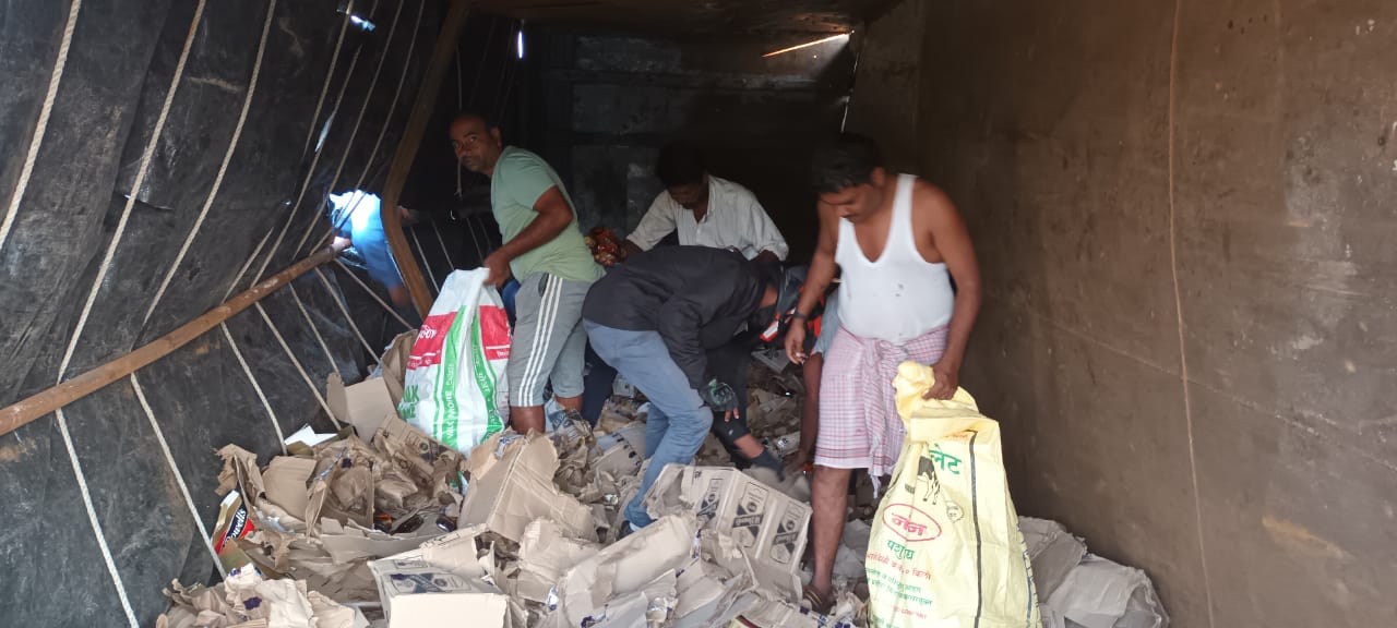 truck overturned pune boxes liquor were snatched civilians