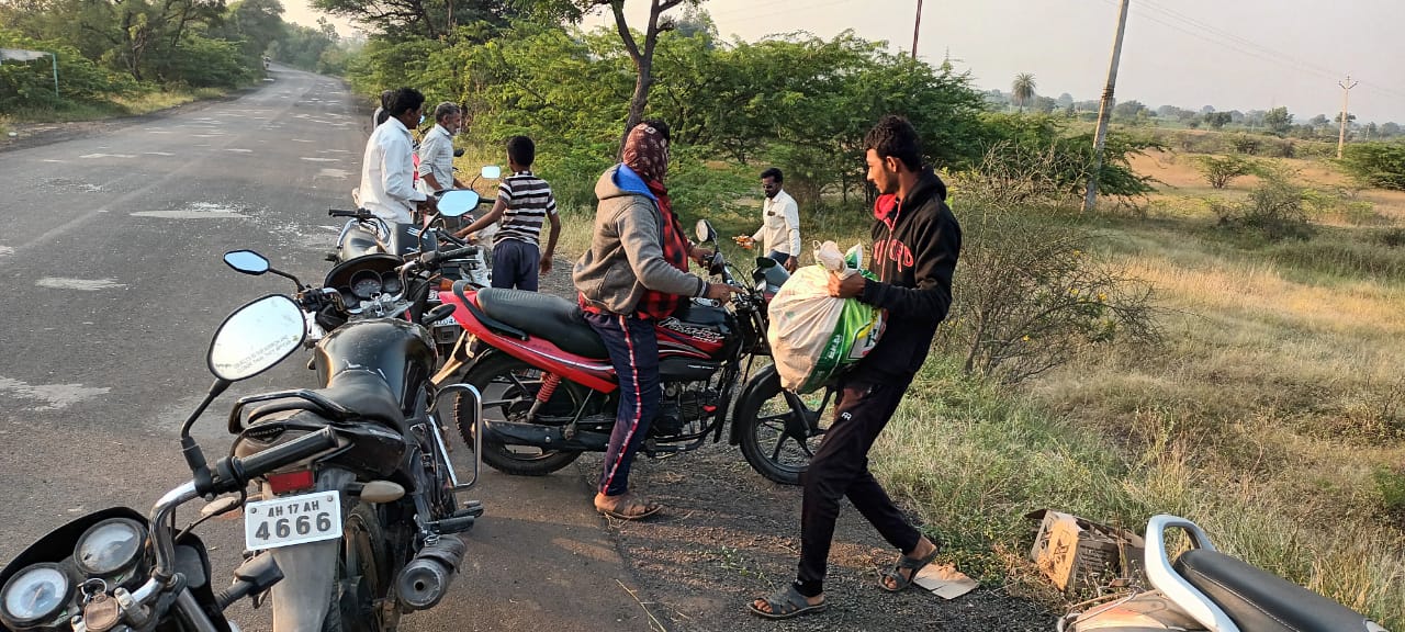 truck overturned pune boxes liquor were snatched civilians