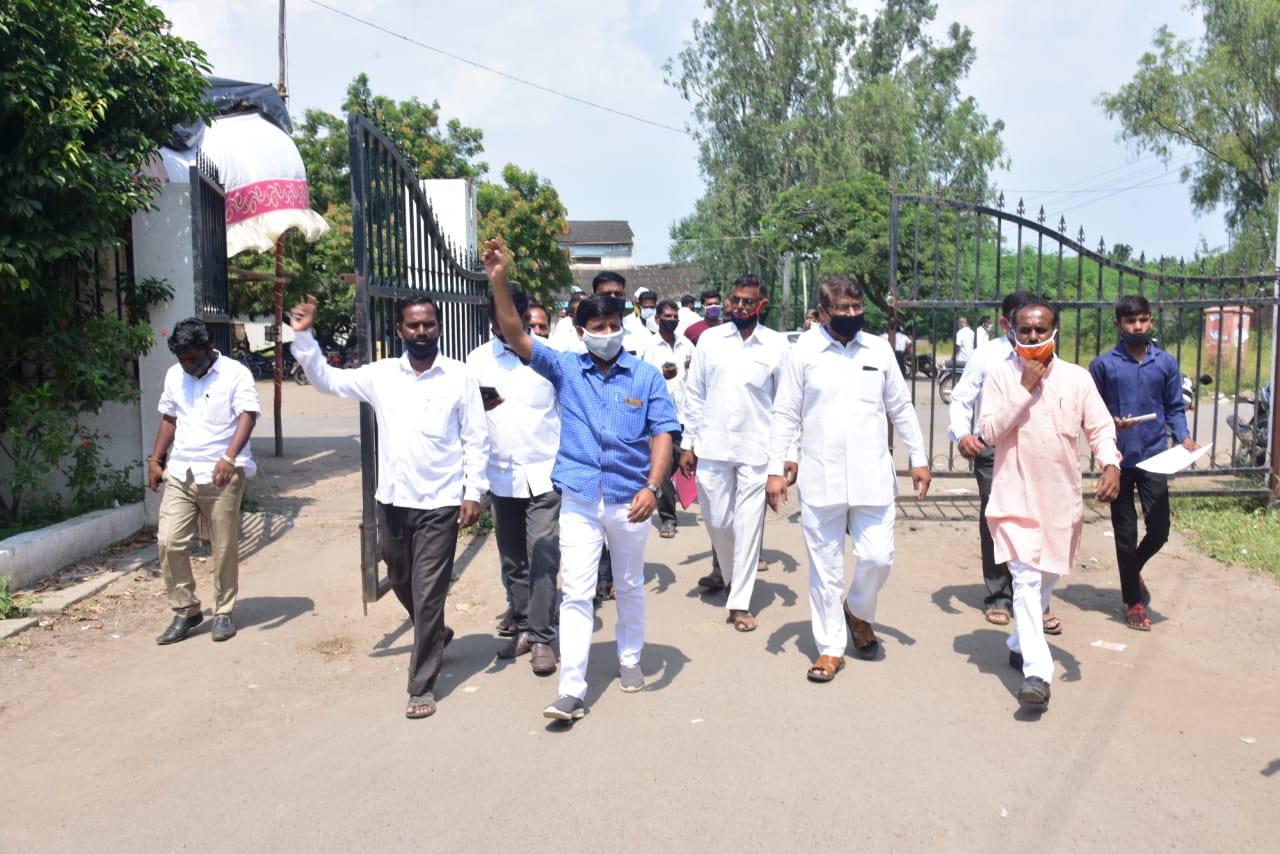 bjp kisan morcha agitation for benefit of loan waiver announced by the government to flood affected farmers