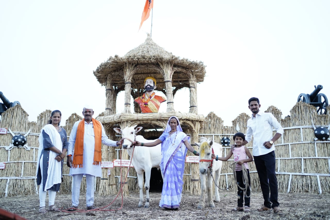 Raigad fort replica has been made from ox fodder at Pune