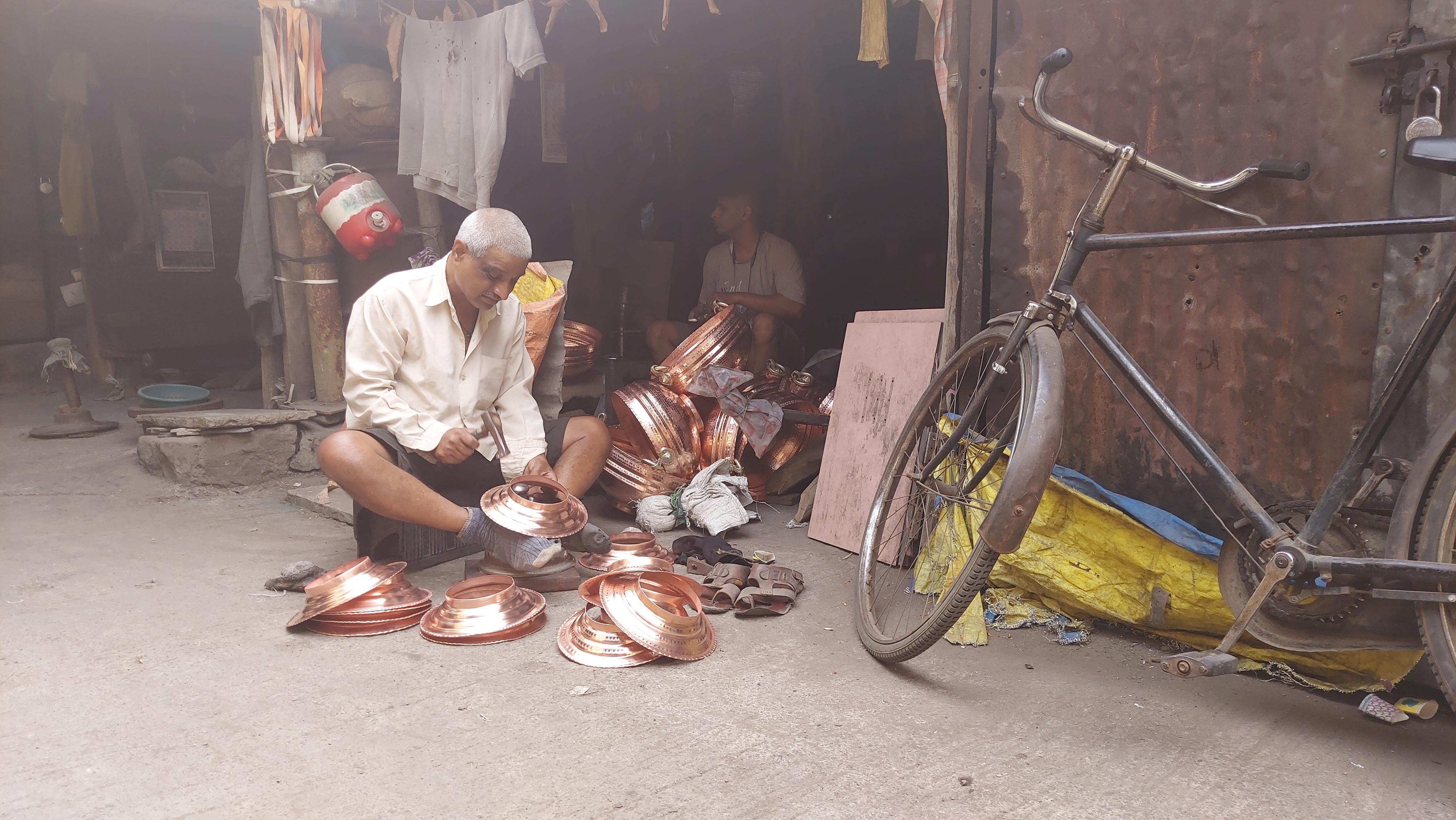 ४०० वर्षांहून अधिक काळापासून 'हा' समाज पुण्यात घडवतोय तांबे, पितळेची भांडे.. अनोखी आहे कला..