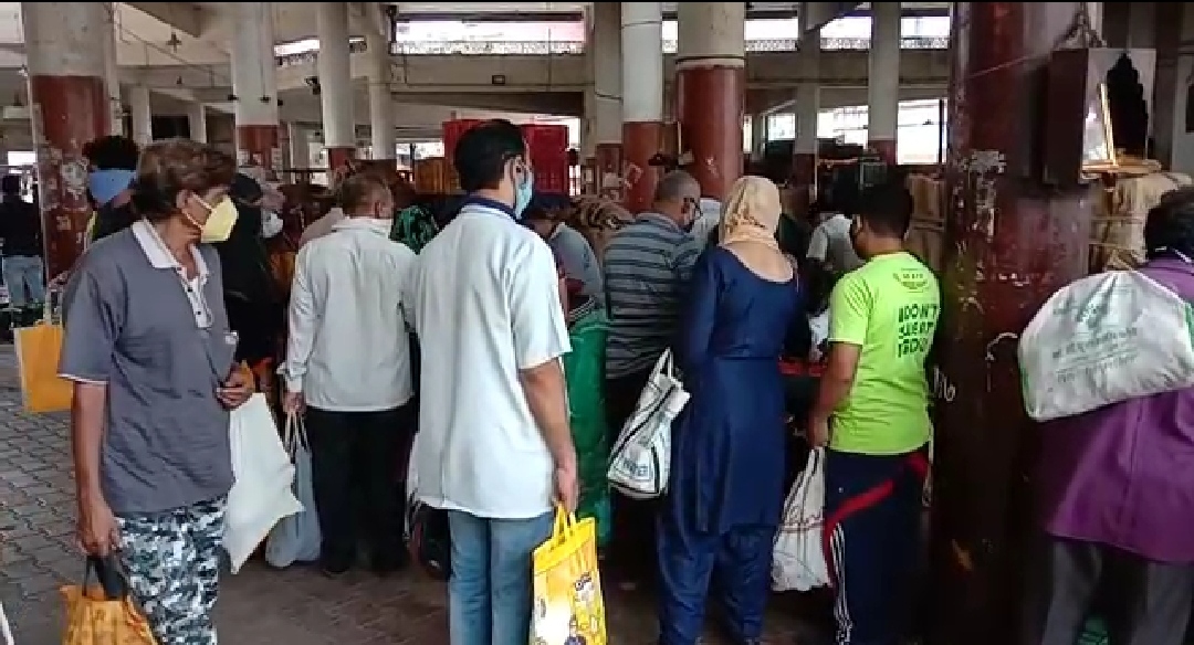 Crowd of citizens at Mahatma Phule Mandai to buy vegetables in pune