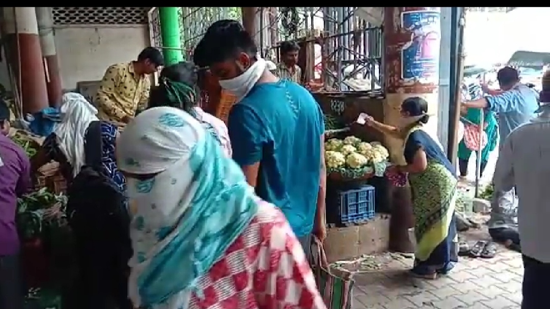 Crowd of citizens at Mahatma Phule Mandai to buy vegetables in pune