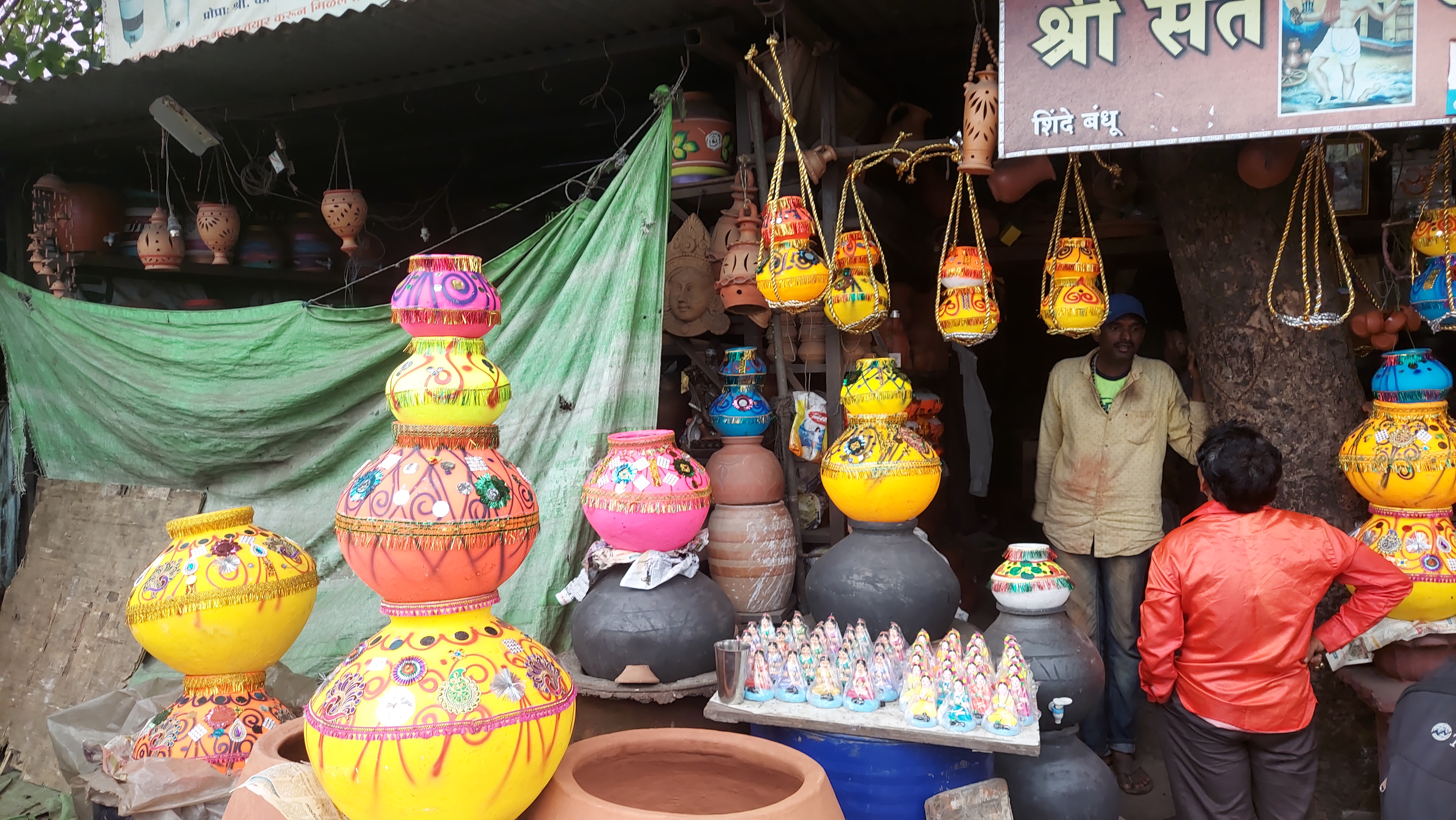 पुण्यातील कुंभार गल्लीतील माती कामगारांनी बवलेल्या वेगवेगळ्या वस्तू