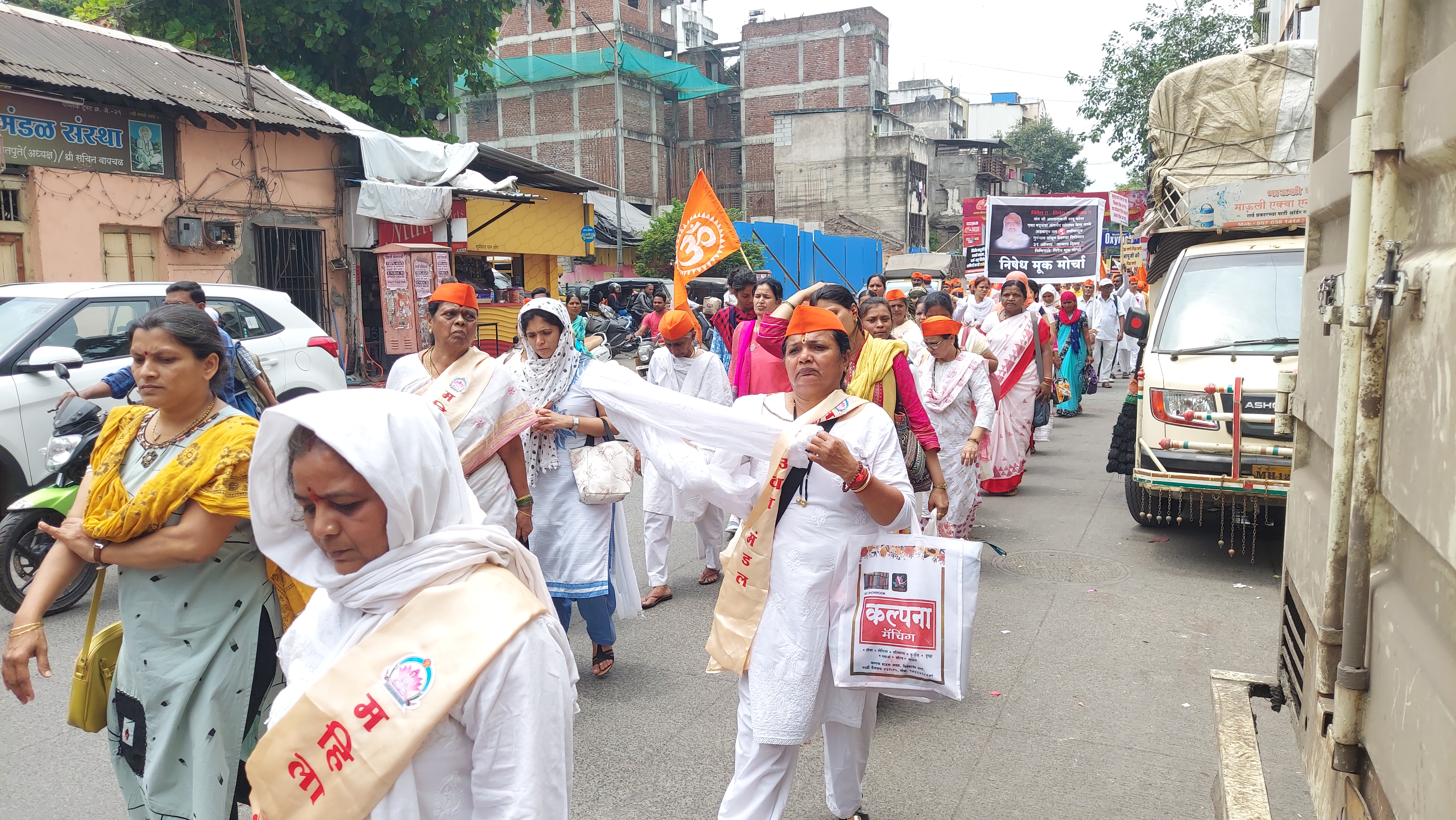 आसारामबापूंच्या समर्थनार्थ ५ हजार भक्तांचा पुण्यात मूक मोर्चा