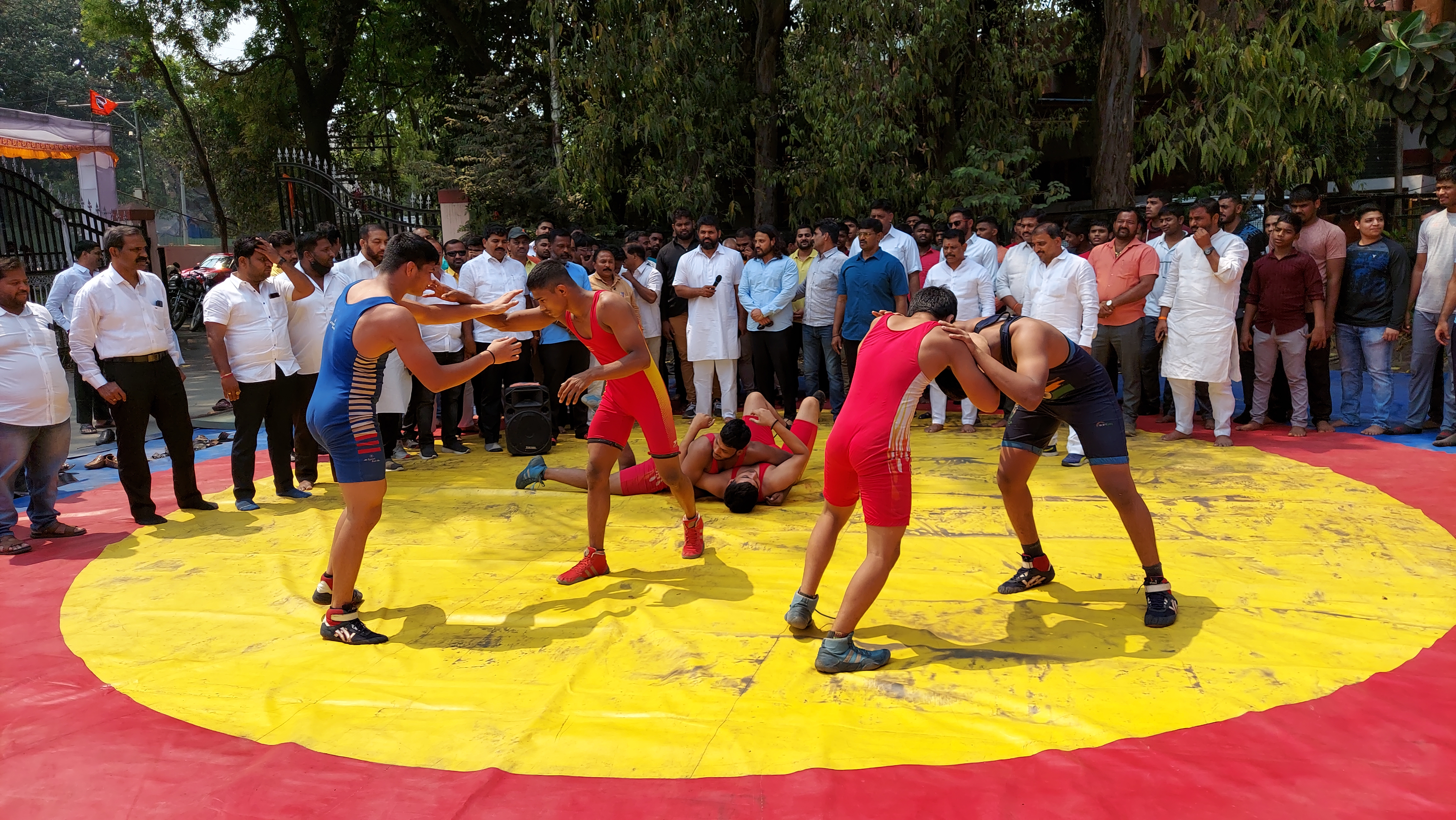 कुस्ती खेळताना पैलवान