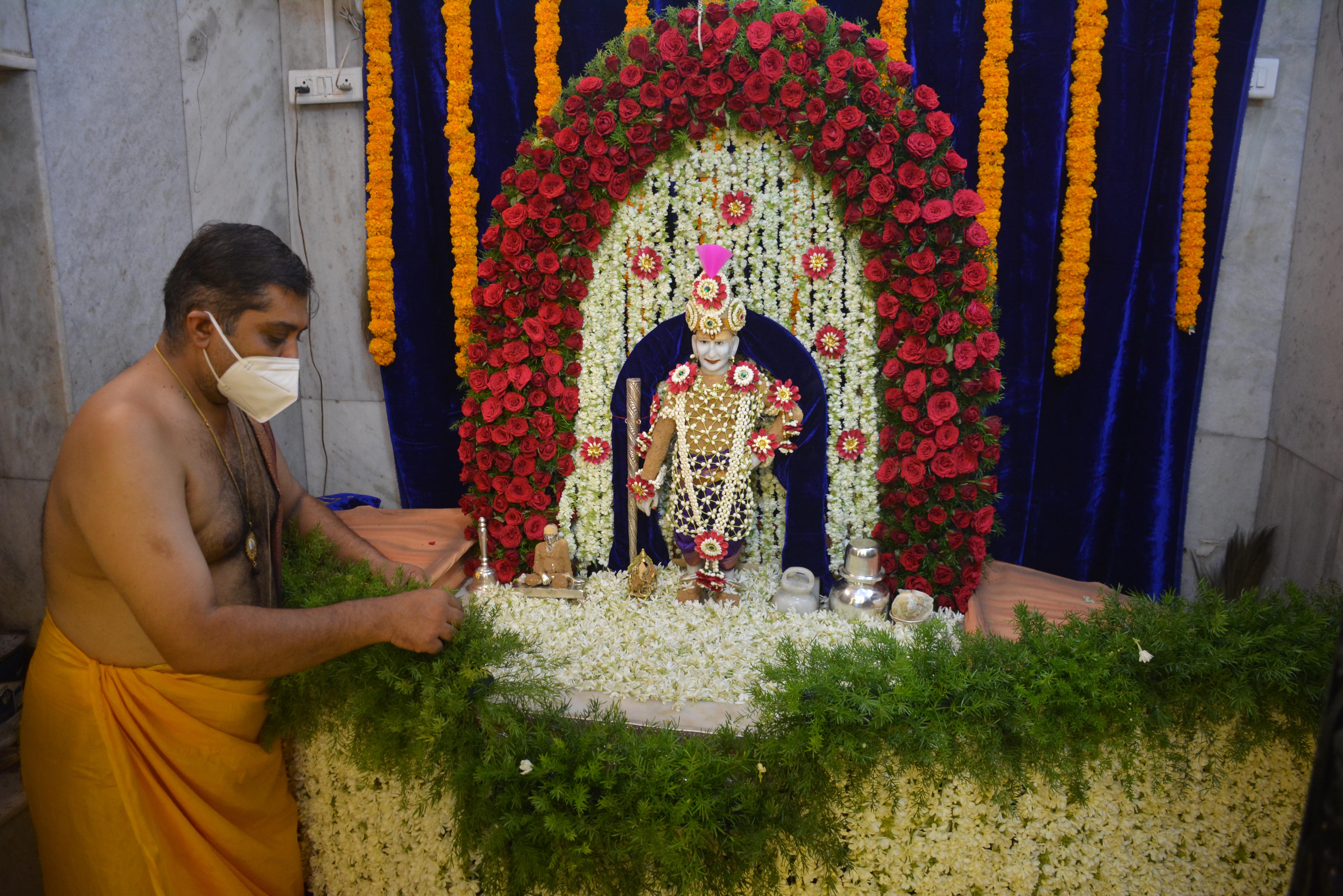 पुजारी मंदिराची पूजा करताना