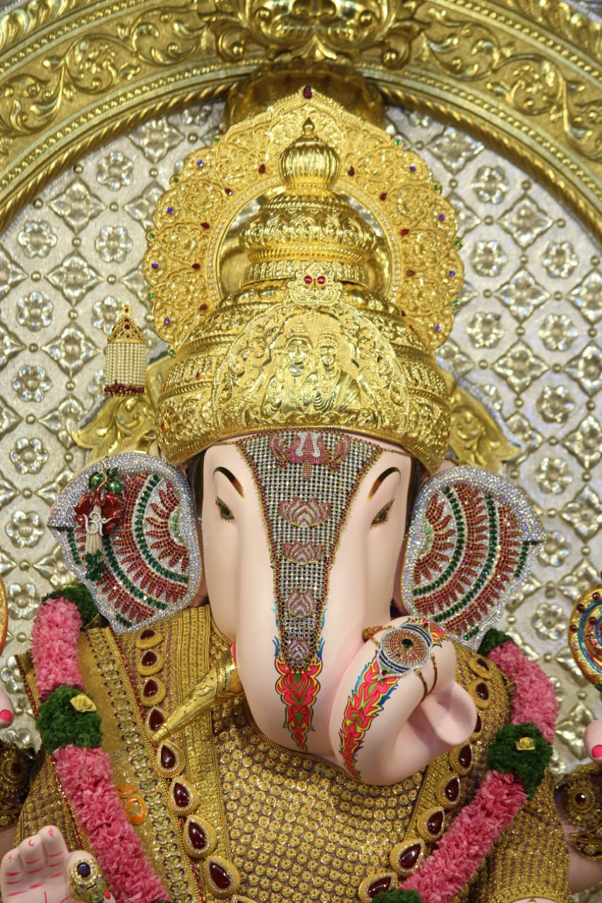 Devotee offers 10 kg gold crown to Dagdusheth Ganpati