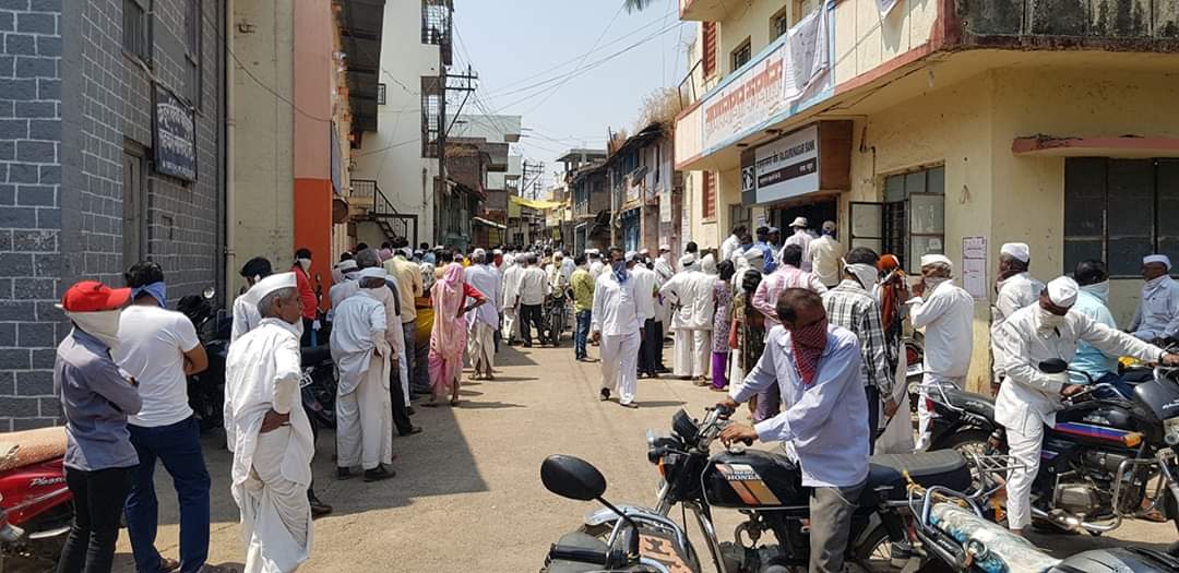 pune bank crowd