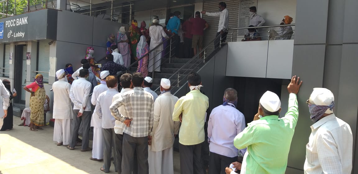 pune bank crowd