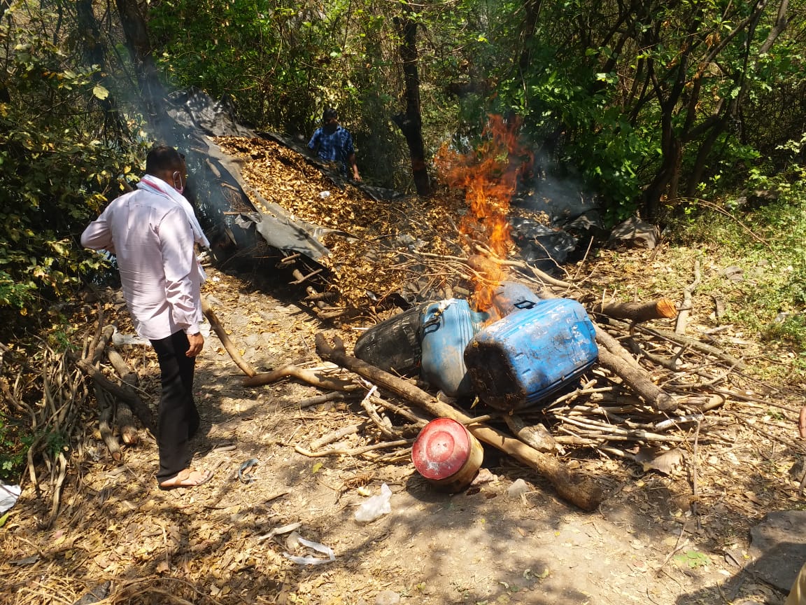 घोडेगाव हद्दीत पोलिसांच्या कारवाईत दारुभट्टी उद्ध्वस्त