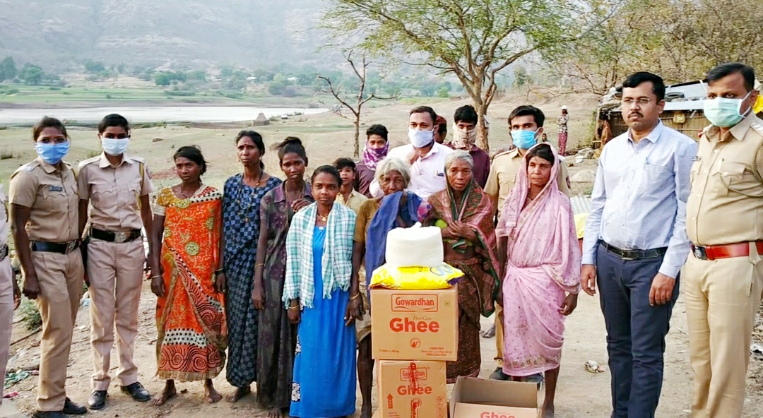 आंबेगाव तालुक्यातील दुर्गम आदिवासी भागात पोलीसांचा मदतीचा हात