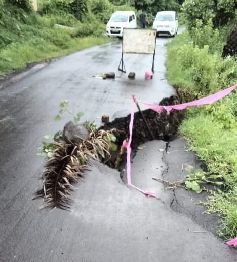 माळीण फाटा येथे खचलेला रस्ता