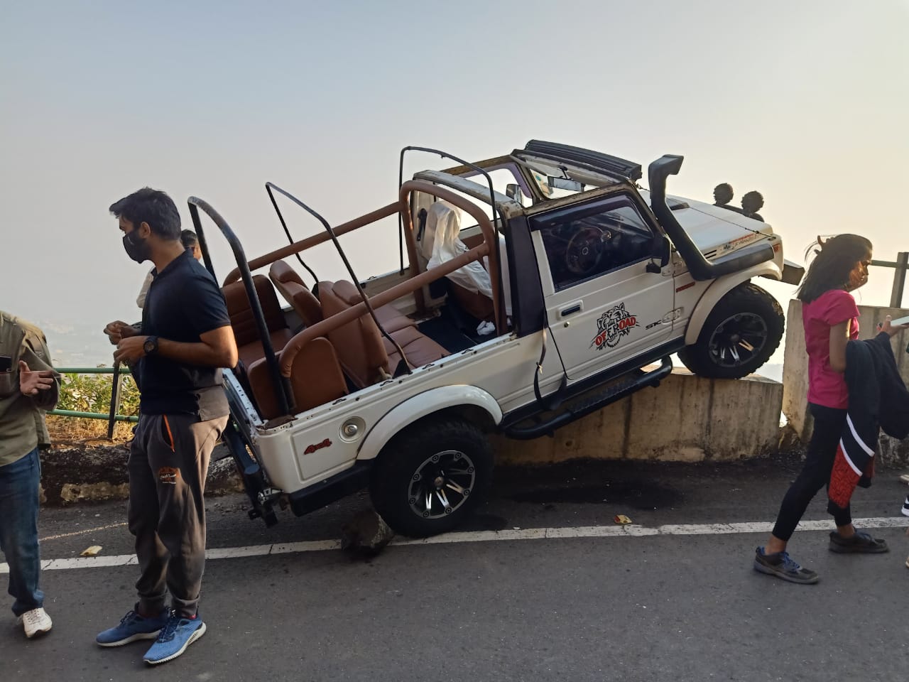 Gypsy car accident in Raigad district