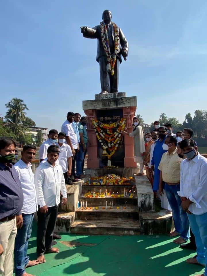 Guardian Minister Aditi Tatkare and other Ambedkar followers greet Babasaheb.