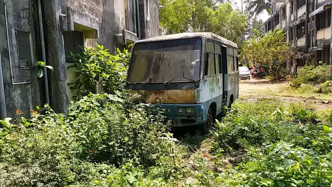 रायगड जिल्हा सामान्य रुग्णालय परिसरात घाणीचे सामराज्य