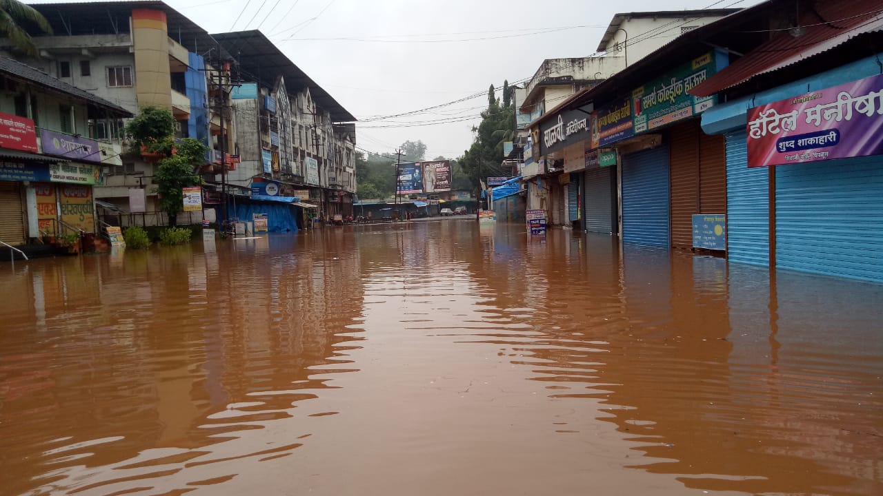 चिपळूण शहरात पुराचं पाणी, बाजारपेठ पाण्याखाली