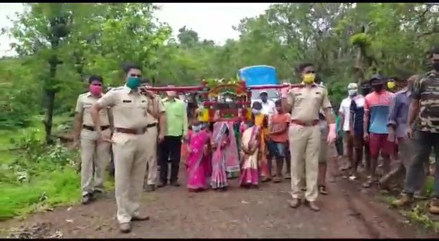 Ratnagiri police distributed 4,000 fruit trees to the cyclone-hit village