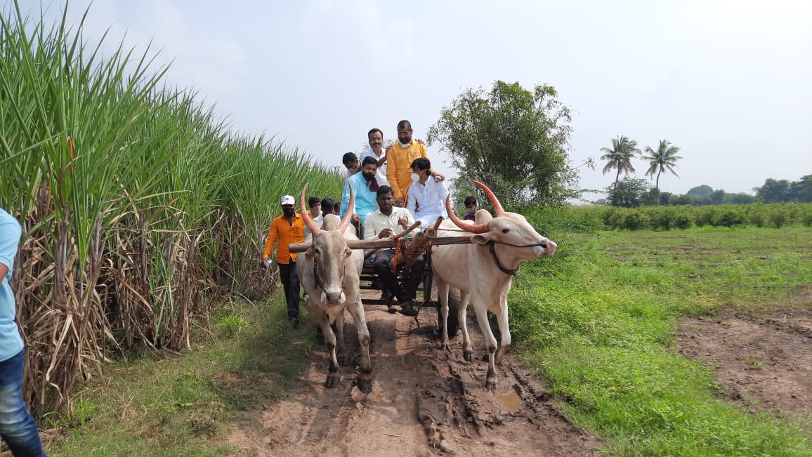 तसेच सांगली जिल्ह्यातील तडवळे गावातील तरूण शुभम जाधव अतिवृष्टीमुळे पाण्यात वाहून गेला, दौऱ्यात त्यांनी त्याच्या कुटुंबीयांच्या घरी जाऊन सांत्वन केले. यावेळी कुटुंबाचे दु:ख ऐकताना दरेकरांनाही अश्रु अनावर झाले, अतिवृष्टीतील अशा प्रत्येक कुटुंबाला न्याय मिळवून दिल्याशिवाय माझ्या मनाला शांती मिळणार नसल्याचेही दरेकर यावेळी म्हणाले.