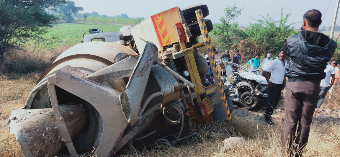 5 people died in car accident at solapur