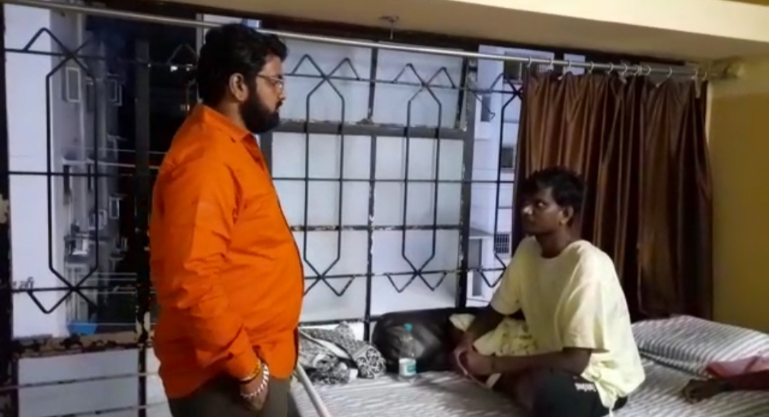 Shivsena leader discussing with patient Mahendra Gaikwad