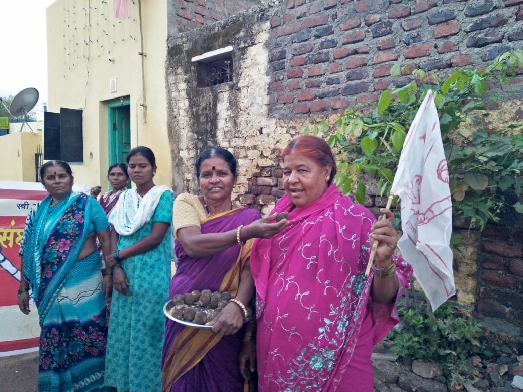 मातीचे लाडू वाटून सरकारचा केला निषेध