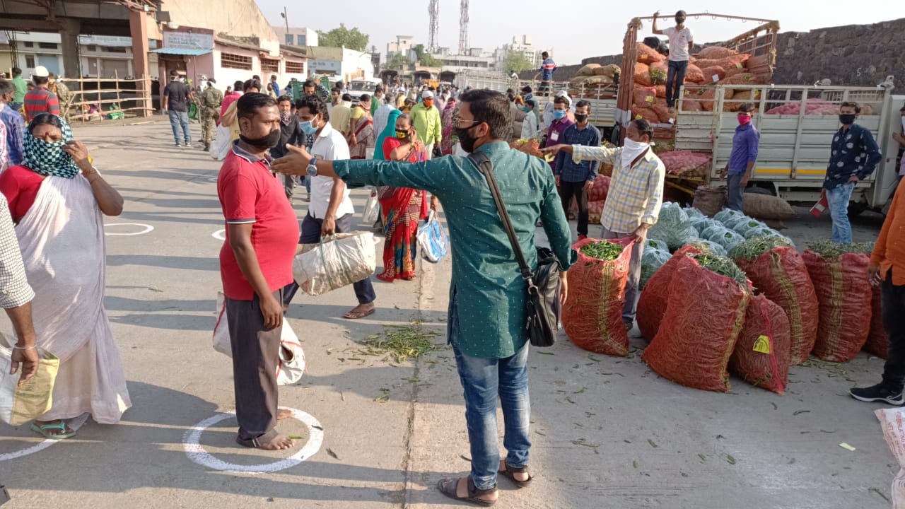 market start in solapur with rule of social distancing