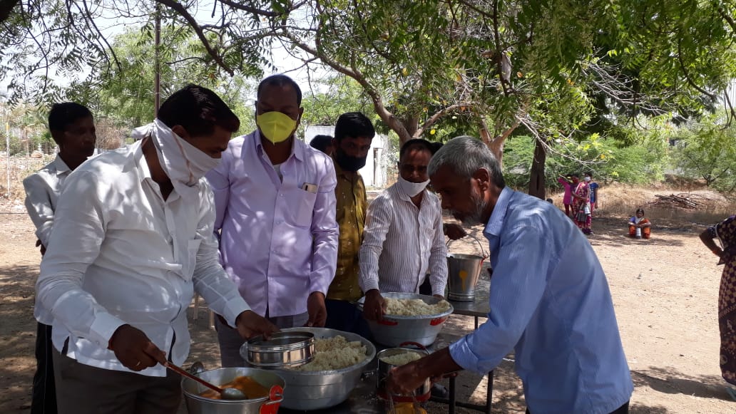 लोकमंगल फाऊंडेशनतर्फे विडी कामगार, यंत्रमागधारकांसह गरजूंना अन्नदान