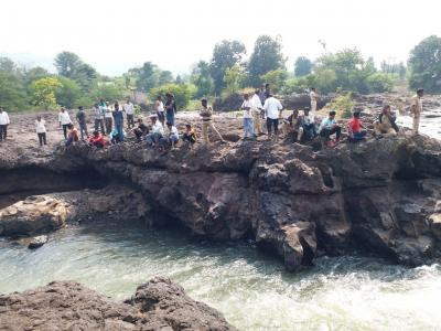 Three grandchildren and grandfathers sailed into the river at Satara